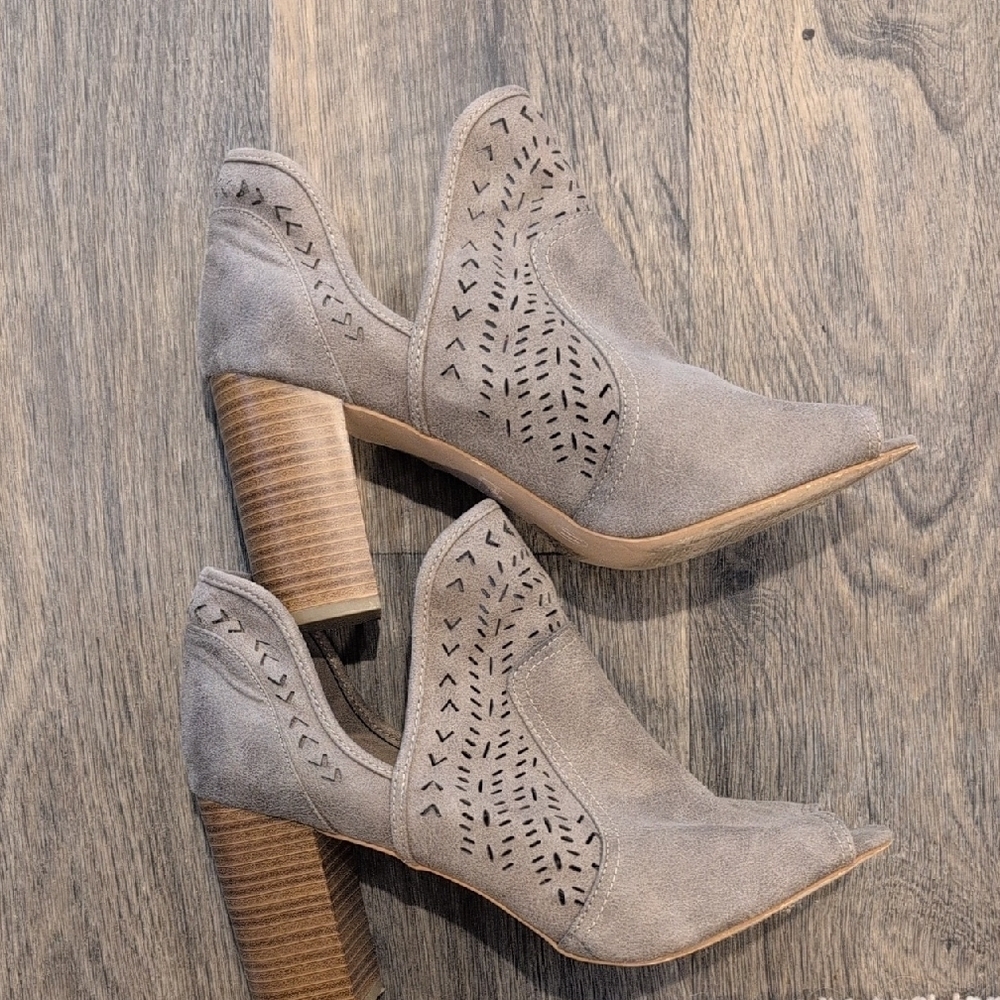 Fergalicious Harveys Gray Peep-Toe Mules. Size 11. - Picture 1 of 4